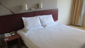 Desk, blackout drapes, iron/ironing board (on request), WiFi (free) - Piao Home Inn Xikezhan (Beijing)