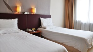 Desk, blackout drapes, iron/ironing board (on request), WiFi (free) - Piao Home Inn Xikezhan (Beijing)