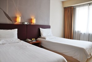 Escrivaninha, cortinas blackout, ferros/tábuas de passar roupa