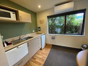 Refrigerador, microondas, placa de cocina, lavavajillas