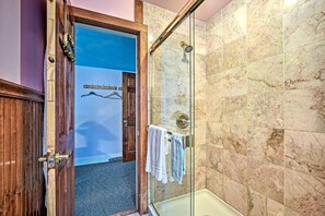 Suite, Meerdere bedden | Badkamer | Een douche, gratis toiletartikelen, handdoeken