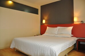 Desk, blackout curtains, free WiFi - Piao Home Inn Beijing Jianguomen (Beijing)