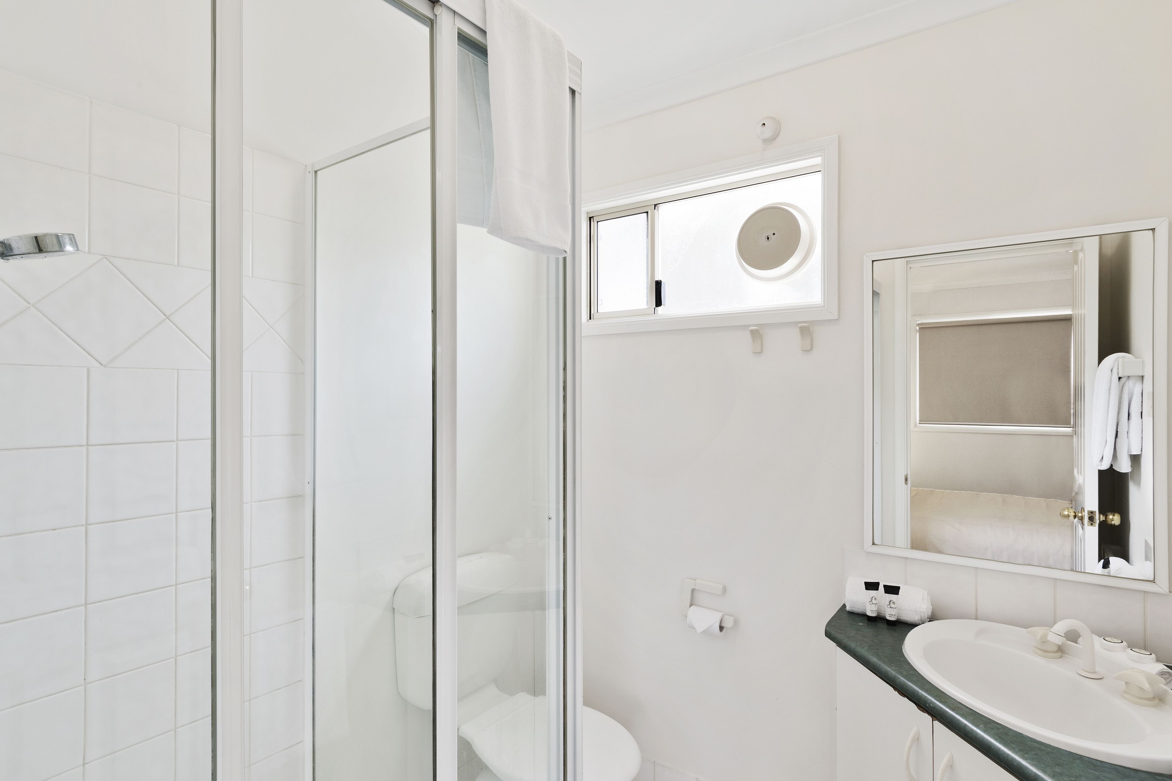 Studio Standar | Kamar mandi | Perlengkapan mandi gratis dan handuk