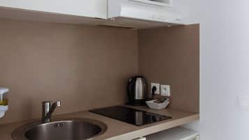 Fridge, microwave, stovetop, cookware/dishes/utensils