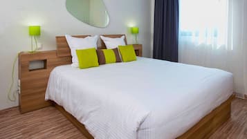 Business Studio, 1 King Bed | Desk, soundproofing, iron/ironing board, free cots/infant beds