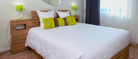 Business Studio, 1 King Bed | Desk, soundproofing, iron/ironing board, free cribs/infant beds