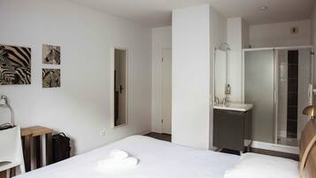 Business Studio, 1 King Bed | Desk, soundproofing, iron/ironing board, free cribs/infant beds