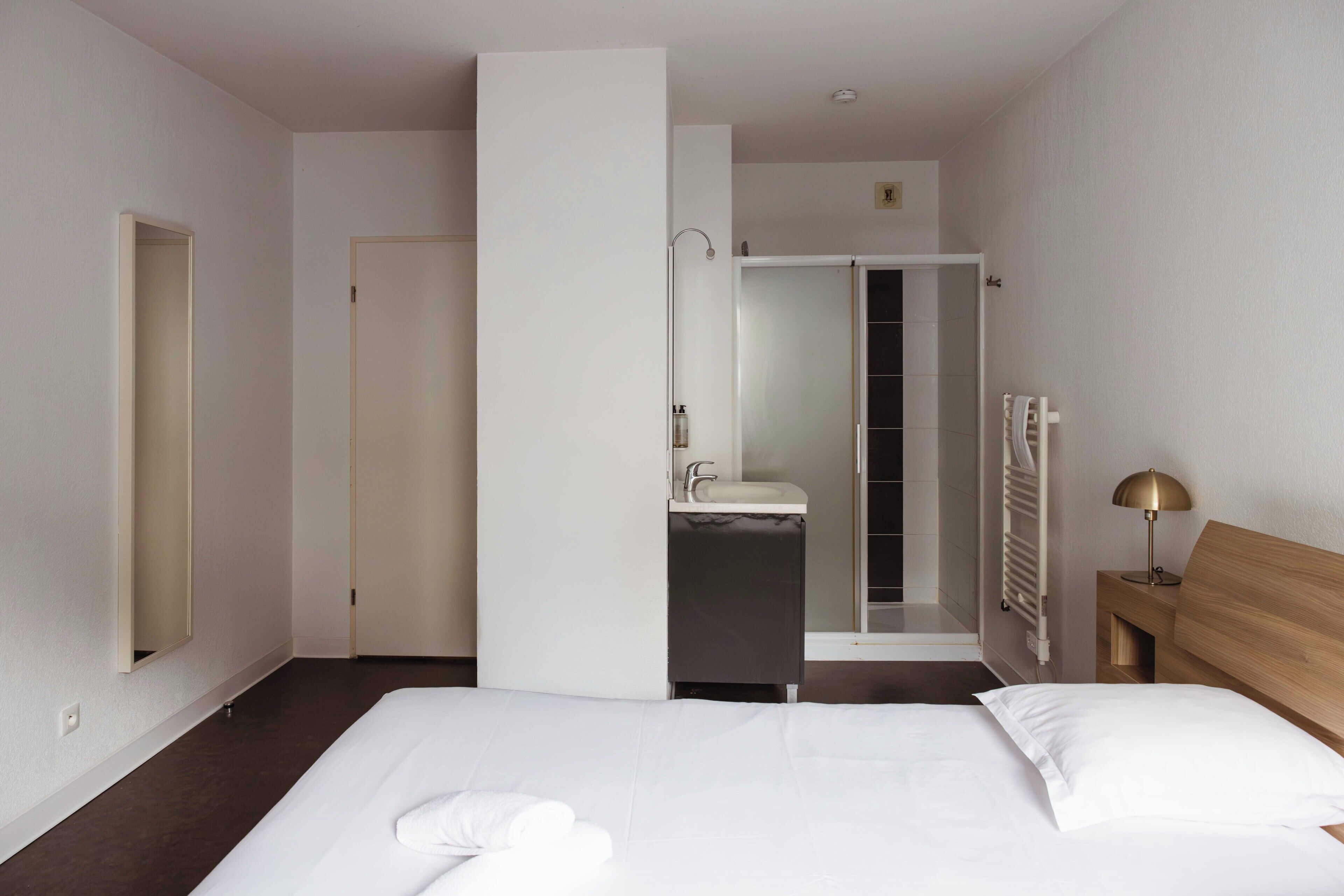 Studio classique double | Desk, soundproofing, iron/ironing board (on request), WiFi (free)