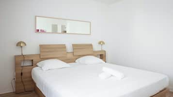 Studio classique double | Desk, soundproofing, iron/ironing board, free cribs/infant beds
