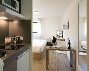 Business-Studio, 1 King-Bett | Eigene Kochnische | Kühlschrank, Mikrowelle, Herdplatte, Kochgeschirr/Geschirr/Besteck