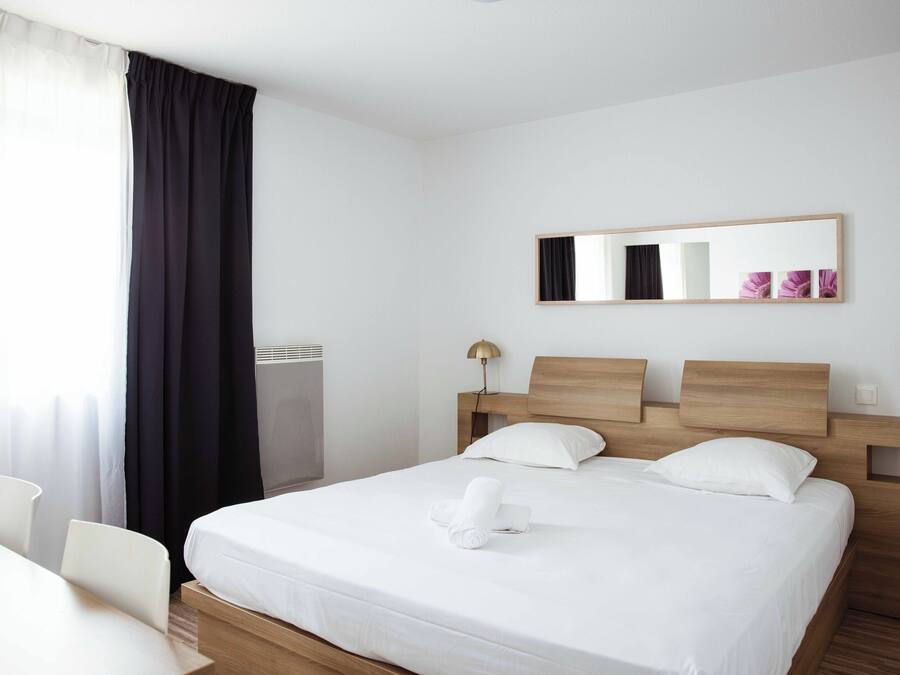 Business Studio, 1 King Bed | Desk, soundproofing, iron/ironing board, free cribs/infant beds