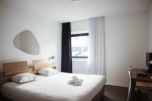 Studio classique double | Desk, soundproofing, iron/ironing board, free cots/infant beds - Ténéo Apparthotel Bordeaux Merignac - Aeroport (Merignac)