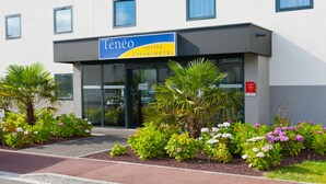A modern hotel entrance with a sign for 'Ténéo Suites & Appartments'. - Ténéo Apparthotel Bordeaux Merignac - Aeroport (Merignac)