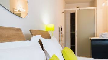 Business Studio, 1 King Bed | Desk, soundproofing, iron/ironing board, free cribs/infant beds