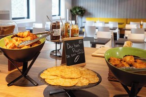 Daily buffet breakfast for a fee - Ténéo Apparthotel Bordeaux Merignac - Aeroport (Merignac)