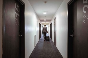 Handrails in hallways - Ténéo Apparthotel Bordeaux Merignac - Aeroport (Merignac)