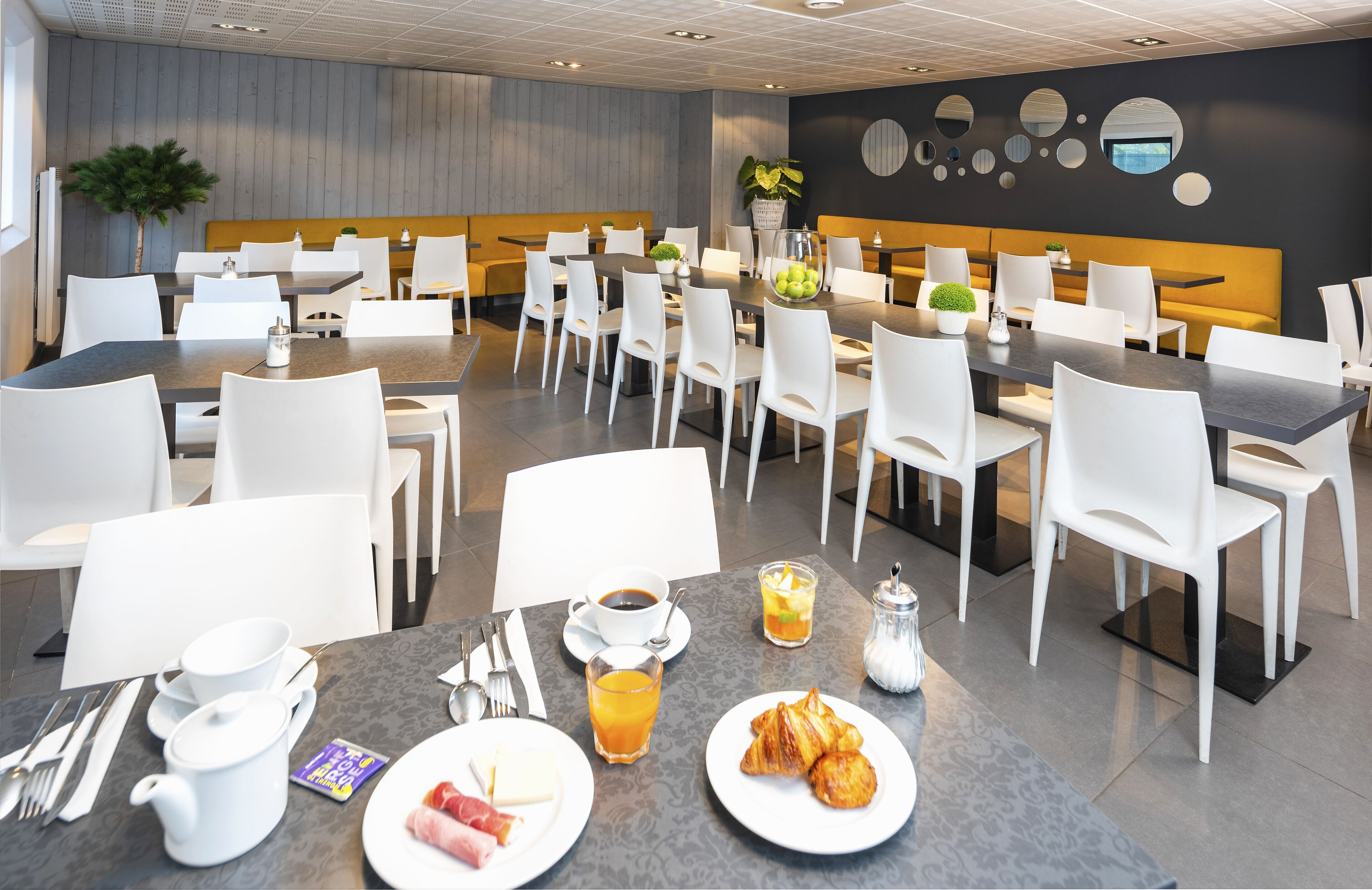 Sarapan prasmanan setiap hari (EUR 12 per orang)