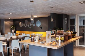 Desayuno buffet todos los días (con cargo)