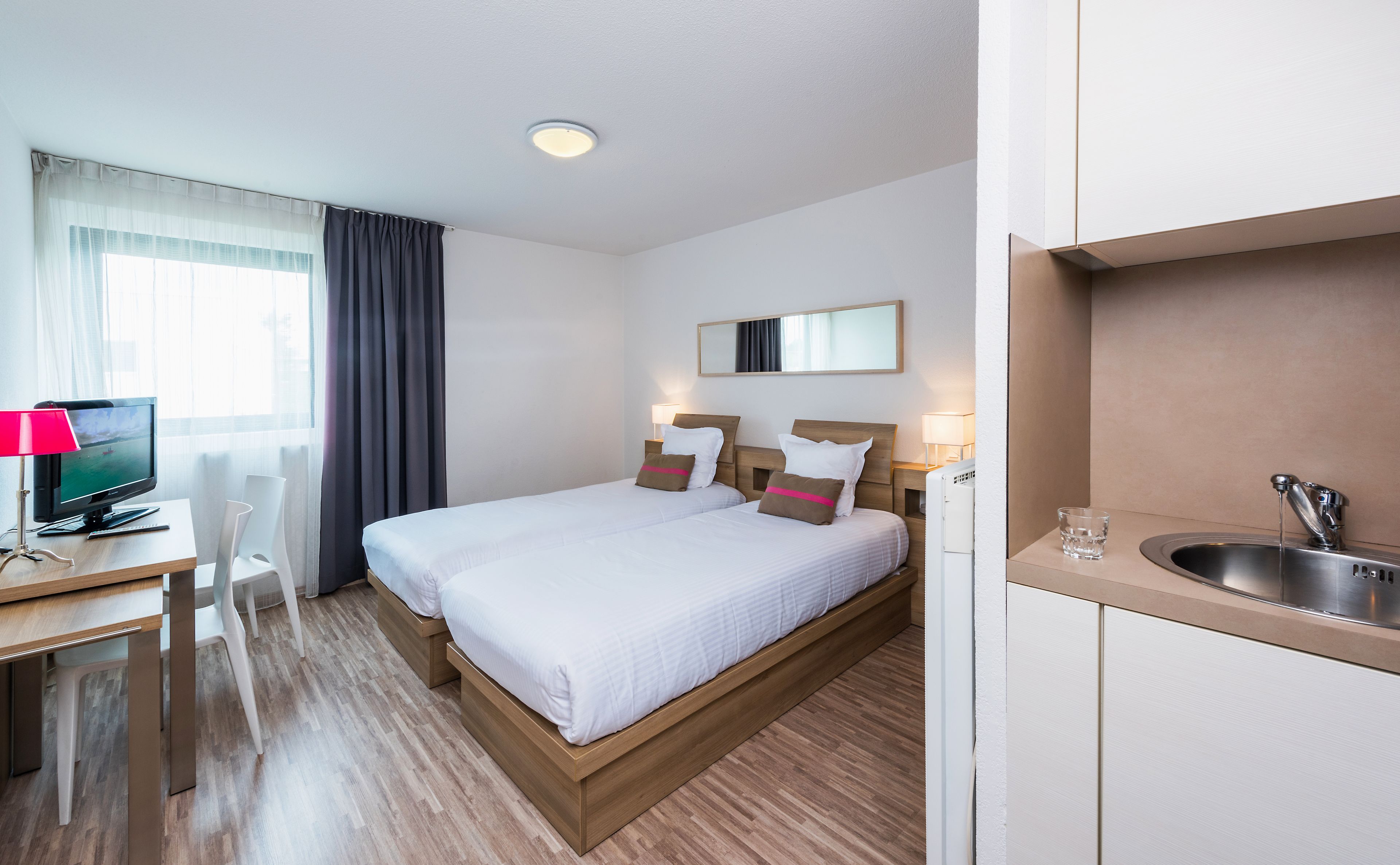 Studio, 2 lits une place | Coin cuisine privé | Réfrigérateur, micro-ondes, plaque de cuisson
