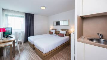 Studio, 2 lits une place | Coin cuisine privé | Réfrigérateur, micro-ondes, plaque de cuisson