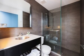Dusche, kostenlose Toilettenartikel, Haartrockner, Handtücher