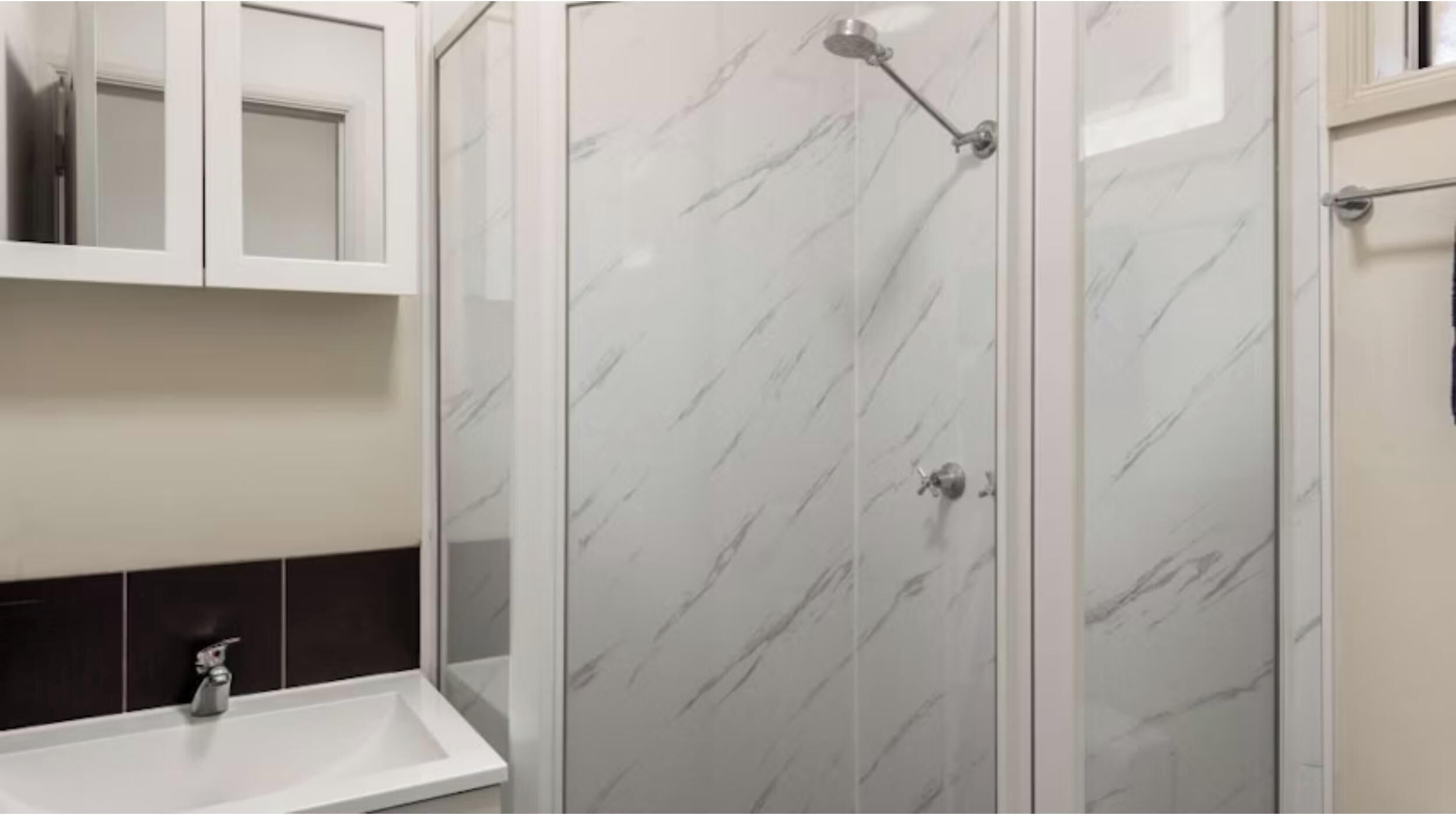 Standard Motel Room | Bathroom | Shower, towels