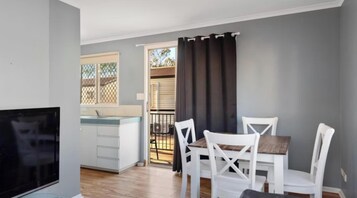高级小屋 (Sleeps 4 - Pet Friendly) | 客房内用餐