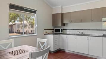 Deluxe 1 Bedroom Cabin | Private kitchen