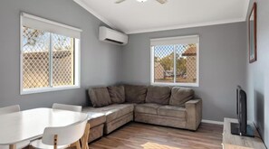 Superior 2 Bedroom Cabin - Sleeps 5 | Oppholdsområde | TV
