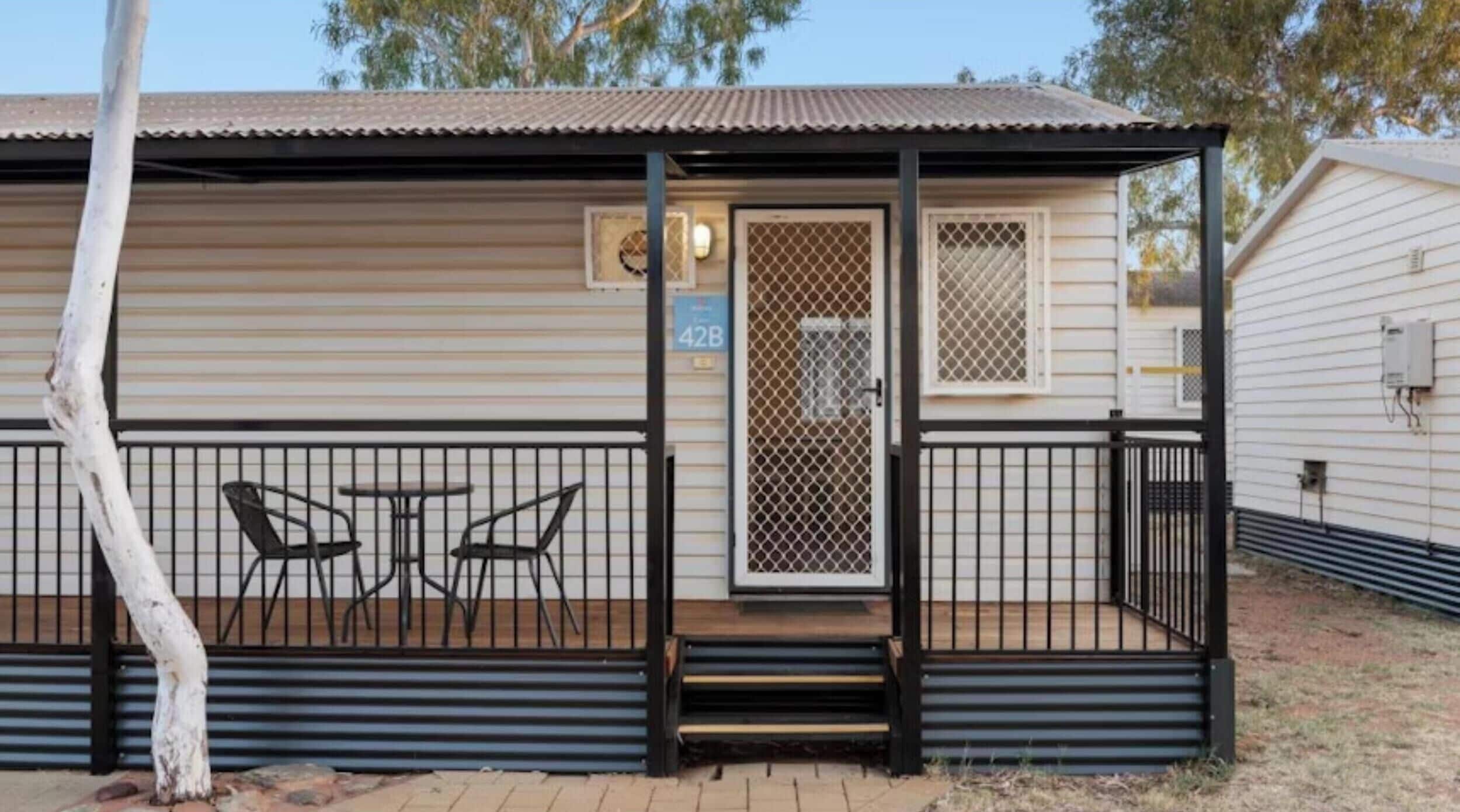 Standard Studio Cabin - Queen | Iron/ironing board, bed sheets, wheelchair access