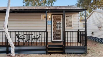 Standard Studio Cabin - Queen | Iron/ironing board, bed sheets, wheelchair access