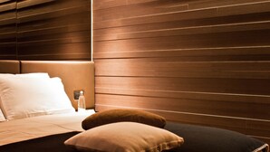 Minibar, in-room safe, desk, laptop workspace - Alexander Charme Hotel (Livigno)