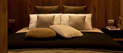 Minibar, coffres-forts dans les chambres, bureau