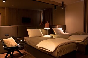 Minibar, in-room safe, desk, laptop workspace - Alexander Charme Hotel (Livigno)