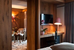 Suite | Minibar, caja de seguridad en la habitación y escritorio 