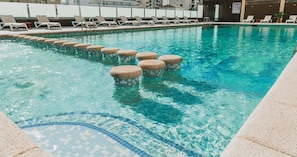 Seasonal outdoor pool, open 9:30 AM to 9:00 PM, pool umbrellas - Hotel Safari (Gandia)