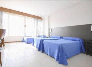 Bàn, truy cập Internet không dây miễn phí, bộ trải giường 