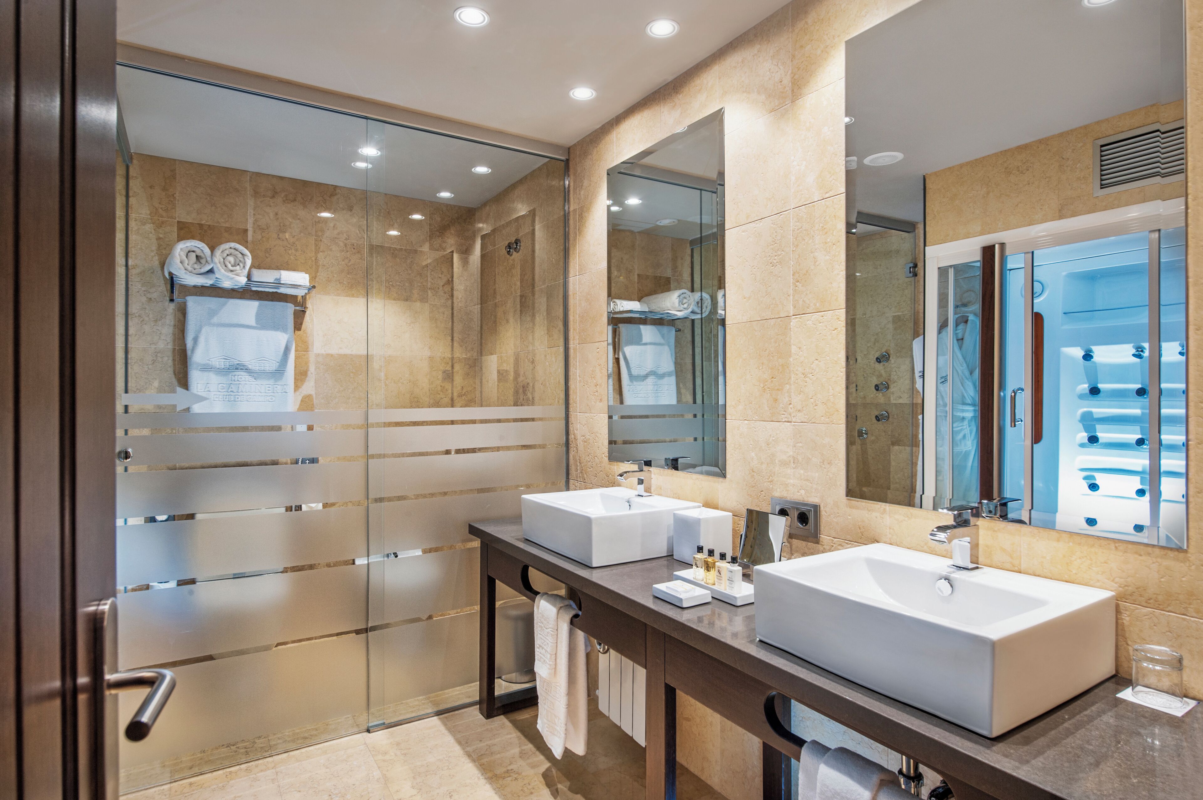 separate bathtub and shower, jetted bath, towels