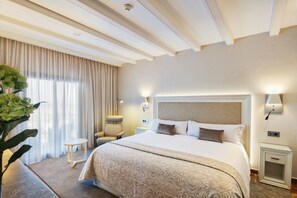 Habitación clásica (Spa Access) | Minibar, caja de seguridad en la habitación y decoración personalizada 