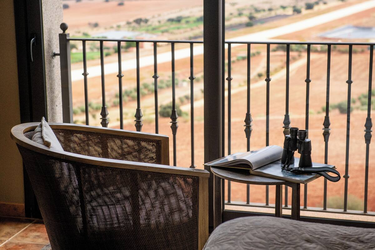 deluxe room (spa access) | minibar, in-room safe, individually decorated, soundproofing