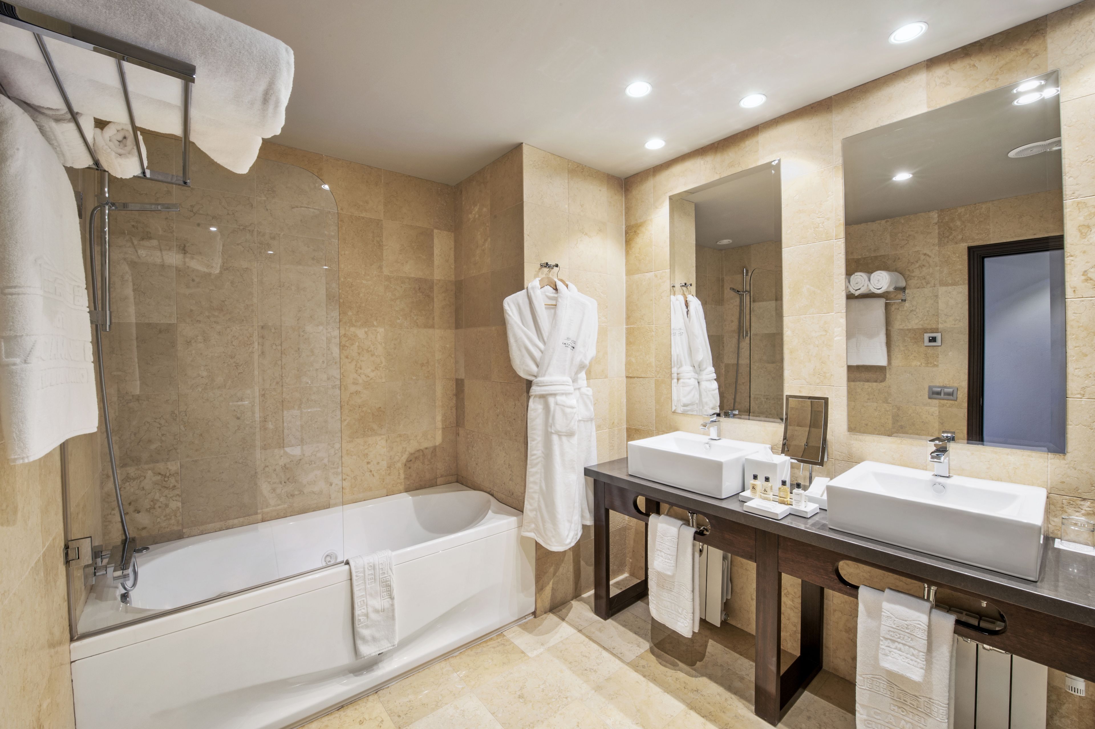 separate bathtub and shower, jetted bath, towels