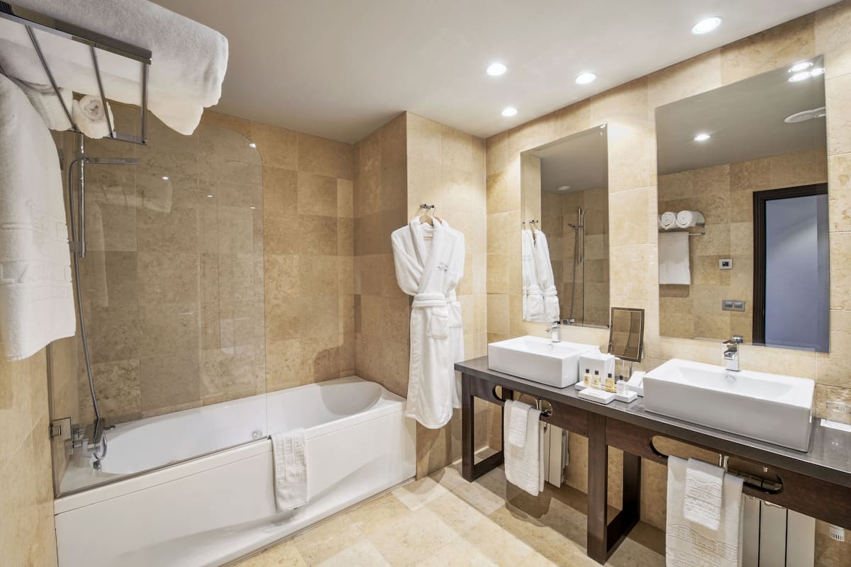 separate bathtub and shower, jetted bath, towels