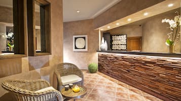 Un sauna, una bañera de hidromasaje, baño turco