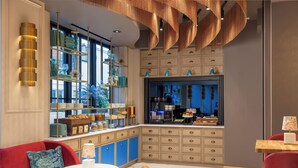 Eine moderne Küche mit blauen Schränken, einem eingebauten Ofen und einer Kaffeestation.