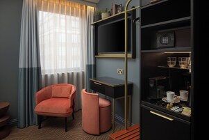 Grand Queen Room | Κλινοσκεπάσματα υψηλής ποιότητας, χρηματοκιβώτιο στο δωμάτιο, γραφείο 