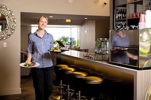 Breakfast, lunch and dinner served - Airport Gateway Motor Lodge (Christchurch)