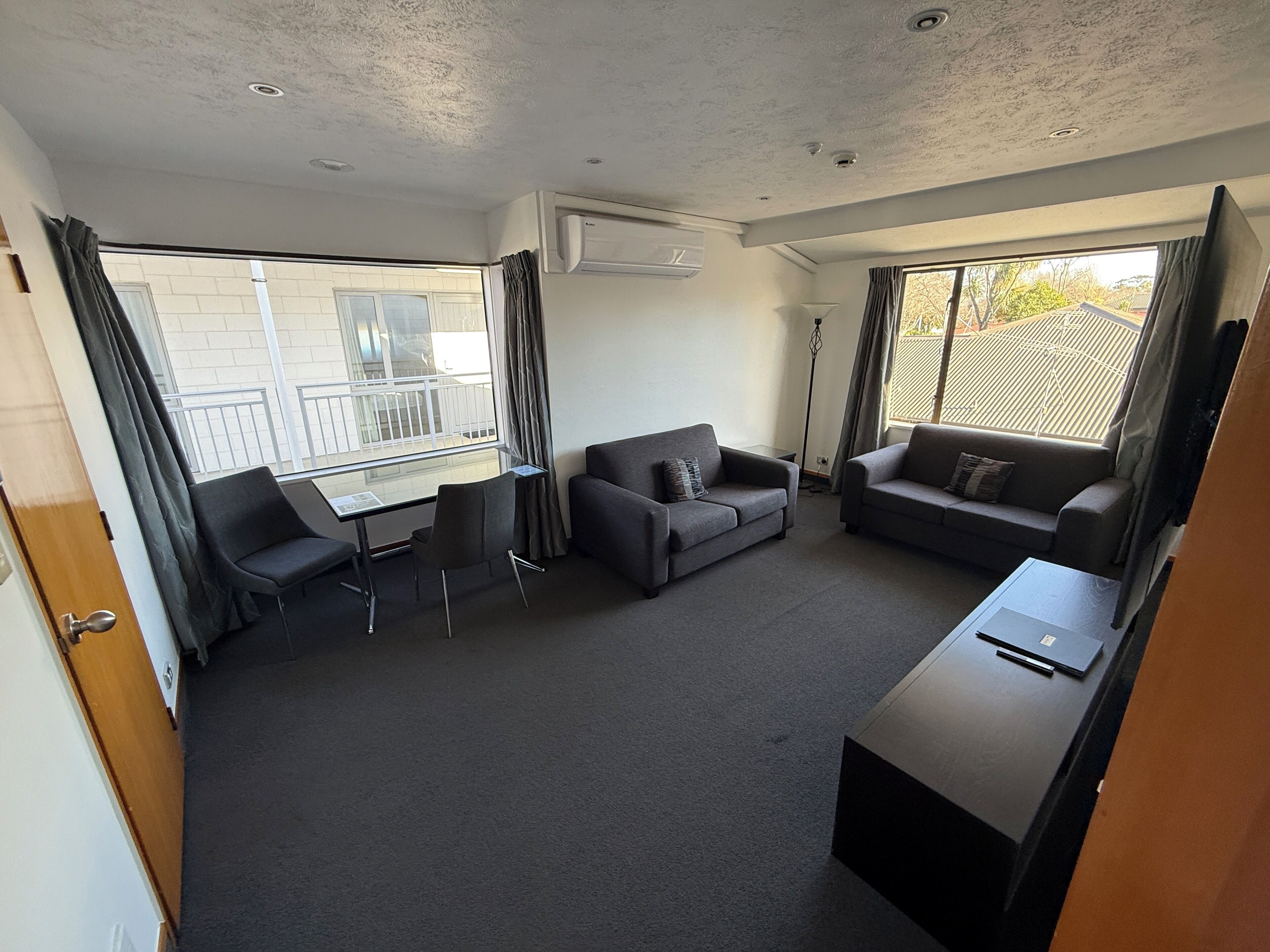 Apartment | Wohnbereich | 65-Zoll-Flachbildfernseher mit Digitalempfang, Fernseher, Netflix