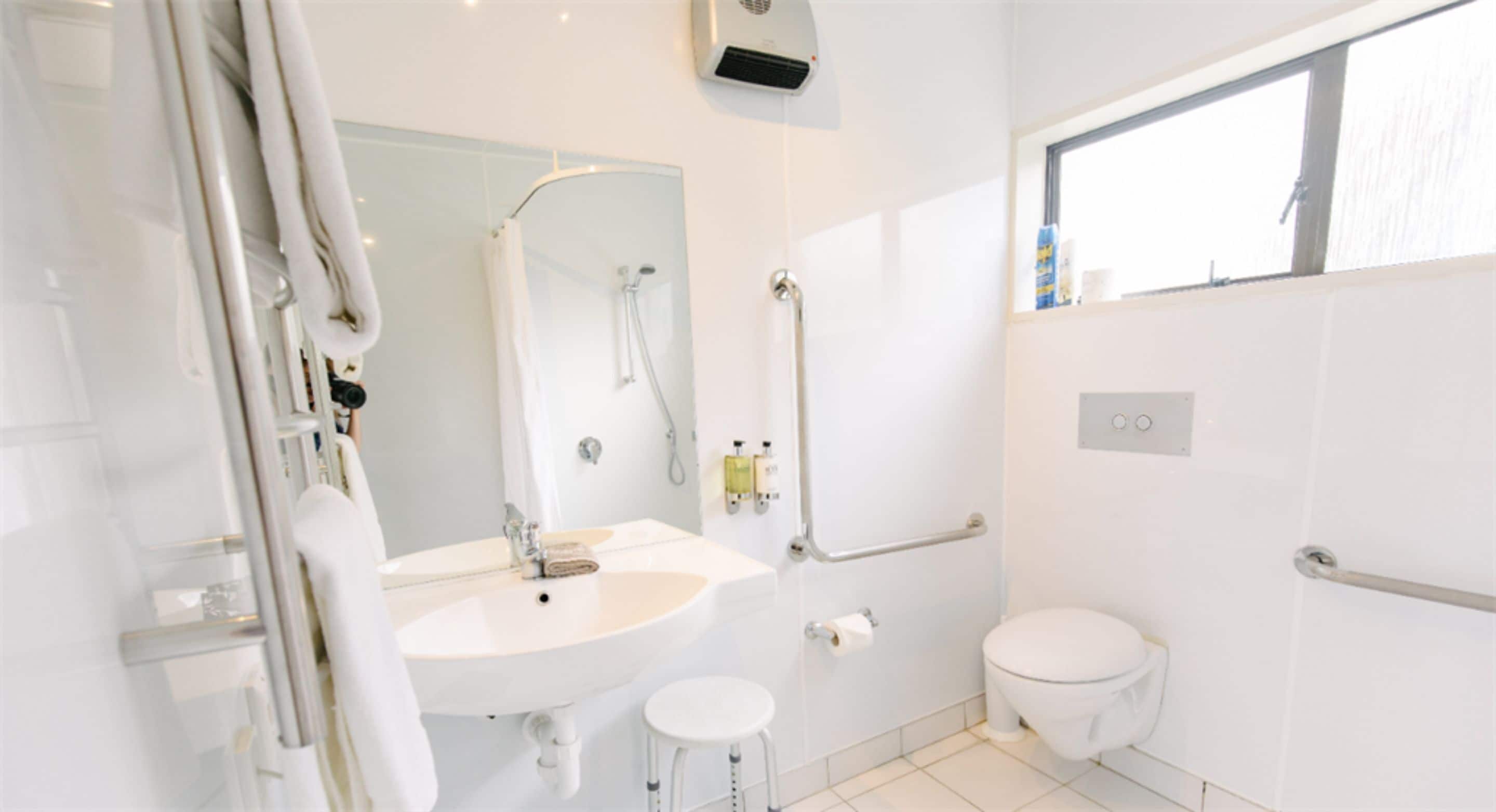premium economy 3 bedroom | bathroom | shower, free toiletries, hair dryer, towels