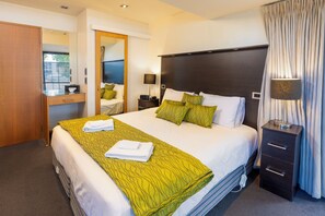 Hypo-allergenic bedding, free minibar items, in-room safe - Airport Gateway Motor Lodge (Christchurch)