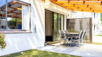 Premium-Apartment, 2 Schlafzimmer, 2 Bäder, Blick auf den Innenhof | Terrasse/Patio